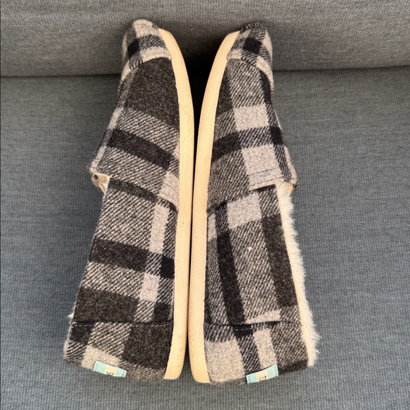 TOMS Women’s Size 6 Black White Plaid Slip-On Shoes Faux Fur Lined - Picture 4 of 9